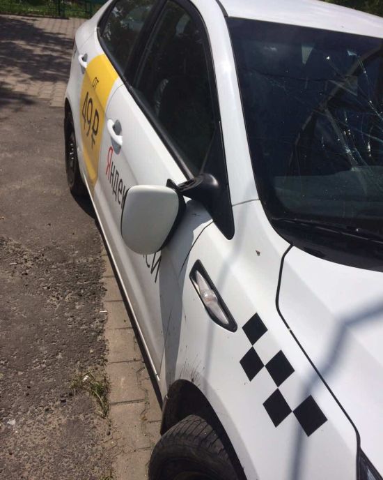 В Павловском Посаде неизвестные повредили автомобили «Яндекс.Такси» (5 фото)