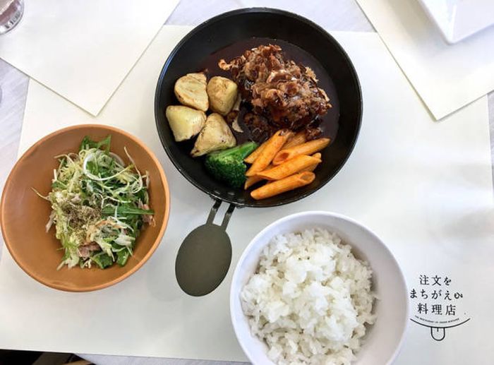 В Токио появился ресторан с особенными официантами (10 фото)