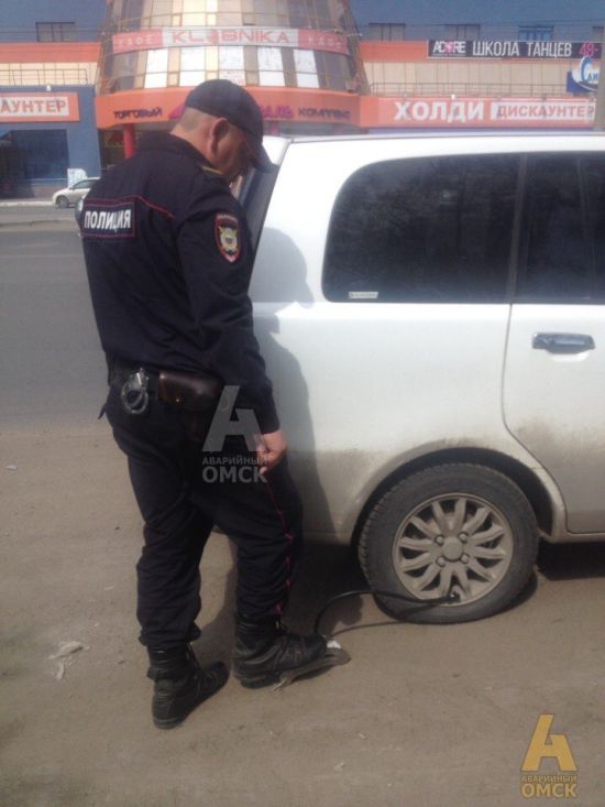 В Омске полицейские догнали женщину, чтобы накачать ей спущенное колесо (2 фото)