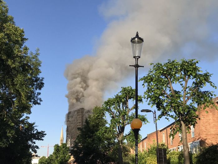 В Лондоне горит 27-этажный жилой дом (11 фото + 2 видео)