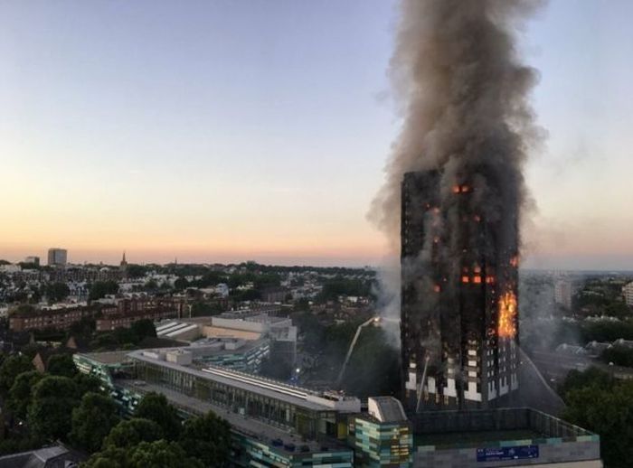 В Лондоне горит 27-этажный жилой дом (11 фото + 2 видео)