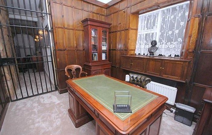 В Великобритании продают переделанный под жилой дом старый полицейский участок (8 фото)