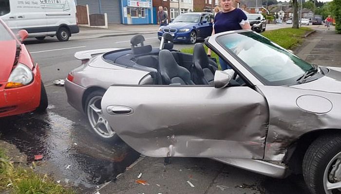 Британец спокойно отреагировал на разбитый эксклюзивный спорткар Porsche 911 (5 фото)