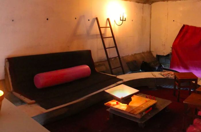 В Тулузе сдается необычная комната под мостом (5 фото)