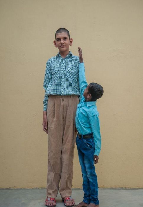 В Индии живет самый высокий 8-летний мальчик в мире (13 фото)
