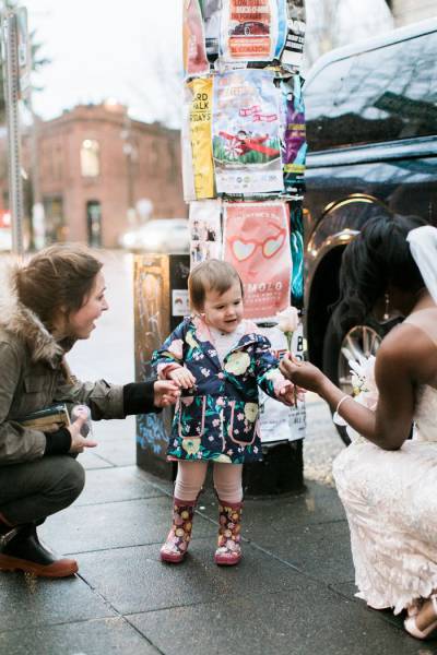 Маленькая девочка встретила принцессу Беллард из своей любимой книги (7 фото)