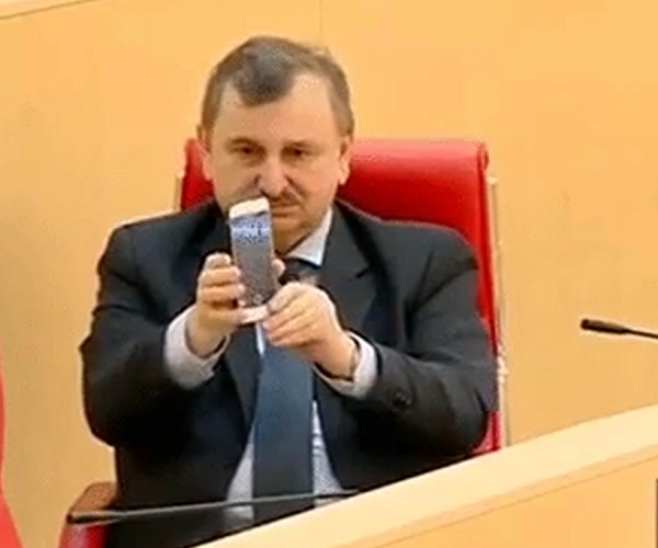 Грузинский депутат Роман Гоциридзе пытается сделать селфи