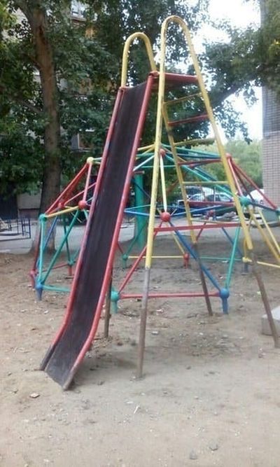 Странные детские площадки (17 фото)