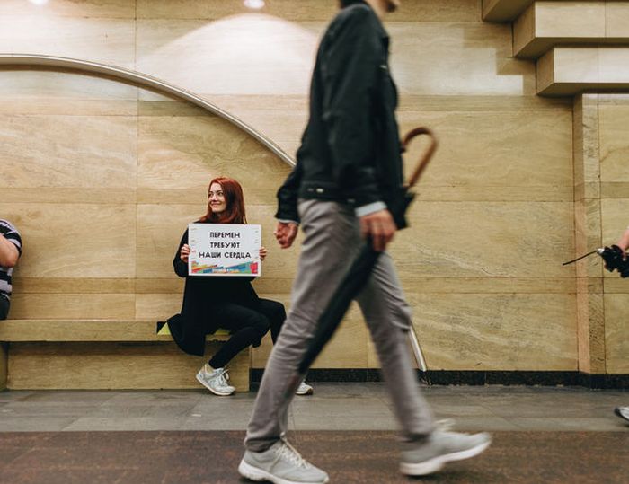 В день рождения Цоя в метро Петербурга устроили флешмоб: (4 фото)