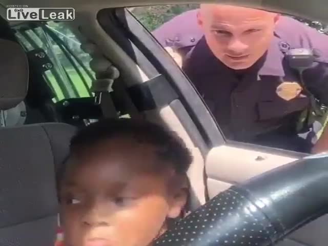 Девочка заняла полицейскую машину