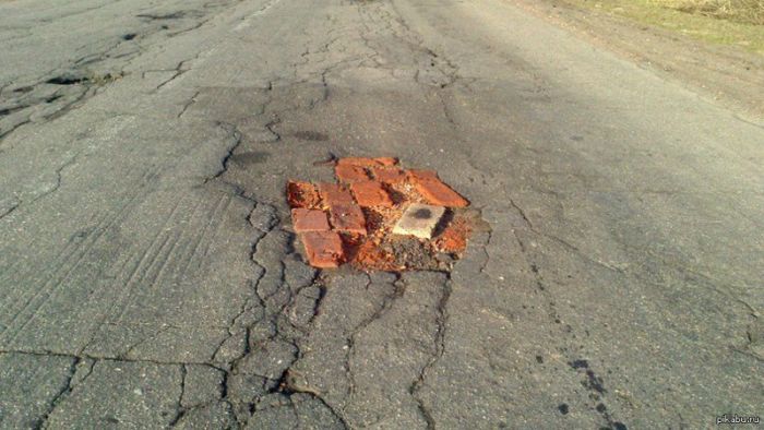 Нестандартный ремонт дорог (13 фото)