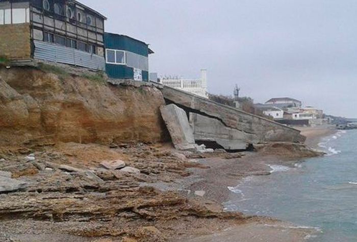 В Крыму пляжи, соседствующие с аварийными объектами, признали готовыми к сезону (11 фото)