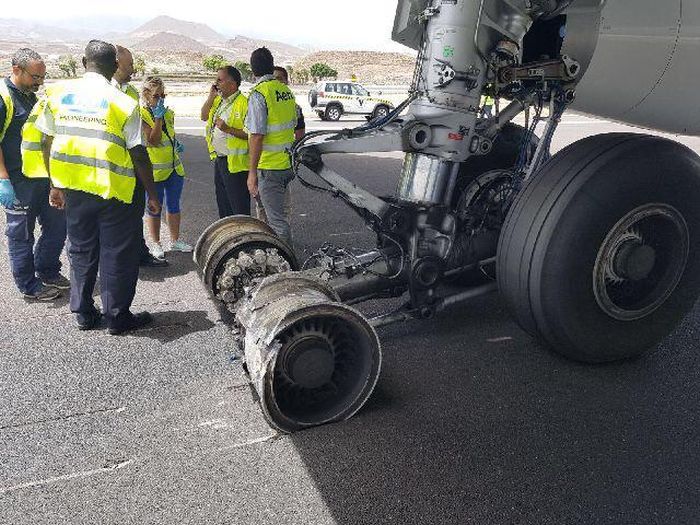 Самолет, совершивший аварийную посадку, заблокировал работу аэропорта Тенерифе (4 фото)