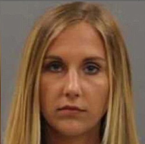 В штате Миссури 24-летнюю учительницу уволили за секс со школьником (5 фото)