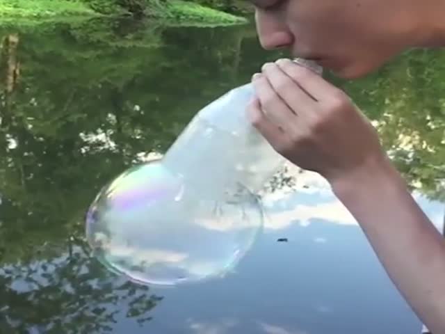Мыльный пузырь, наполненный паром