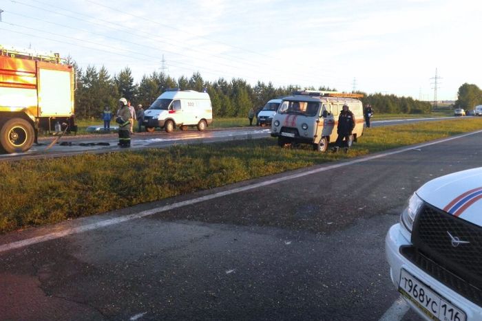 В Татарстане рейсовый автобус попал в страшную аварию (6 фото)