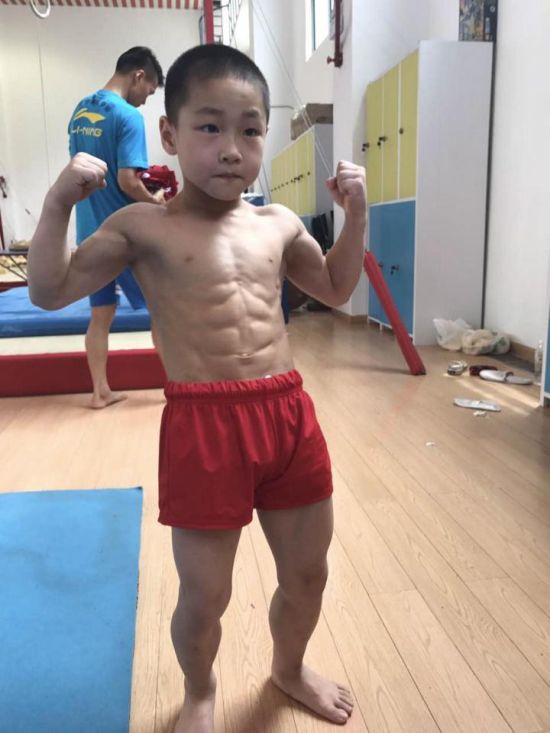 Китайский мальчик поразил всех мускулистым телом (4 фото)
