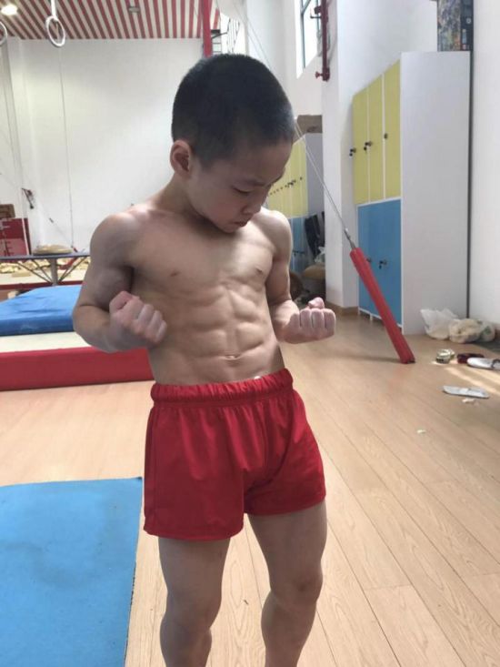 Китайский мальчик поразил всех мускулистым телом (4 фото)