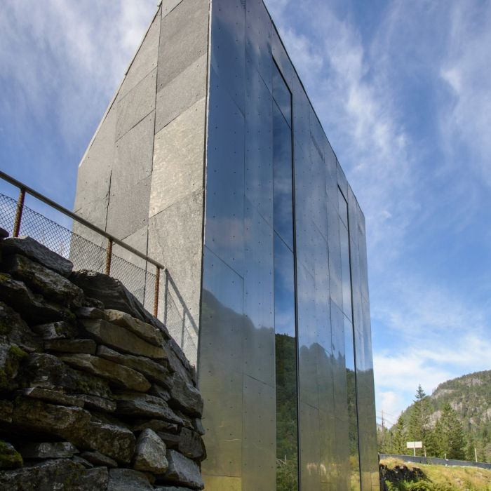 Общественный туалет у норвежского водопада (6 фото)