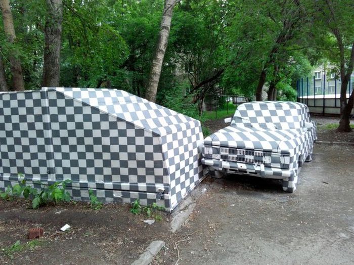 Гараж и авто в клеточку - новый арт-объект Екатеринбурга (4 фото)
