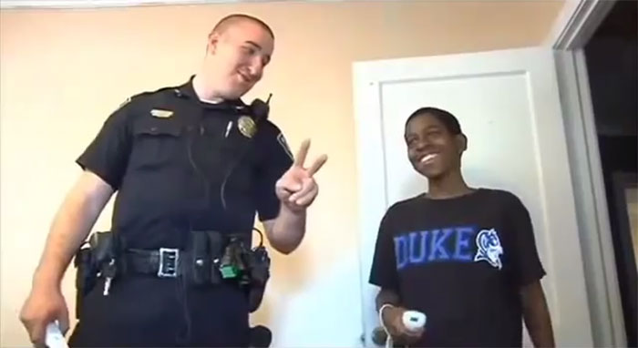 Добрый полицейский помог подростку (5 фото)