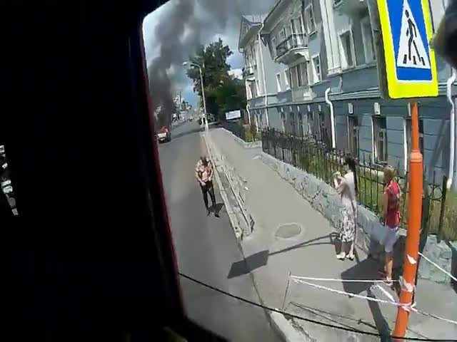 Тушение горящего автомобиля в Барнауле