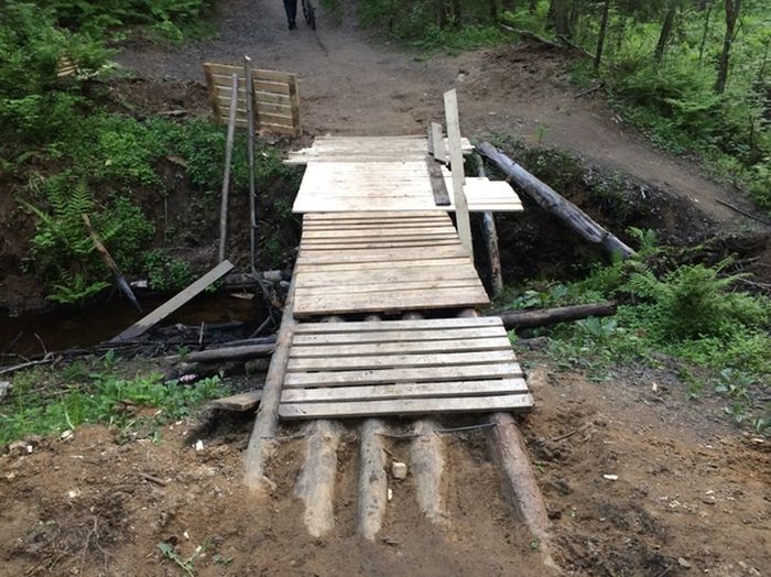 Строительство мостика через лесной ручей (9 фото)