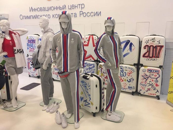 В Москве представили новую форму юношеской олимпийской сборной России (4 фото)
