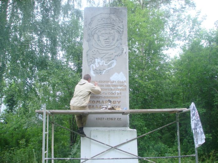 Школьники из Верхней Пышмы реставрируют заброшенные памятники героям ВОВ (13 фото)