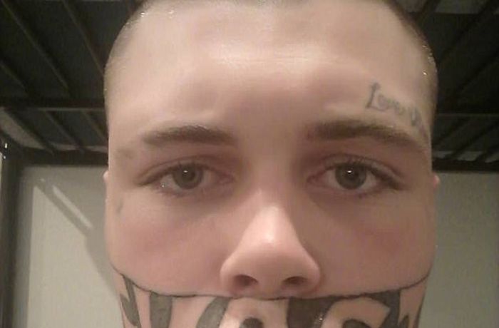 Бывший заключенный не может найти работу из-за тату на лице (3 фото)