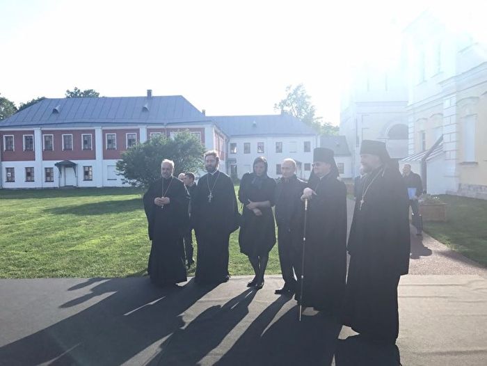 На снимках из Коневского монастыря рядом с Путиным появилась женщина (3 фото)