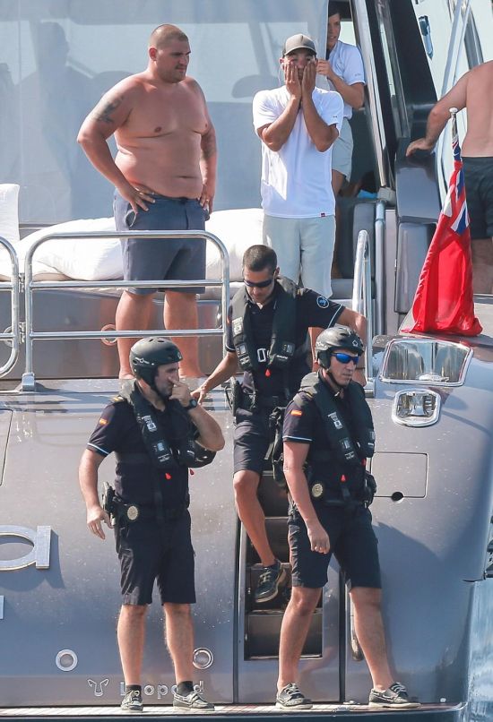 Налоговые инспекторы обыскали яхту Криштиану Роналду (6 фото + видео)
