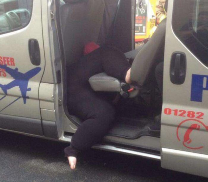 Тучная женщина застряла в такси (2 фото)