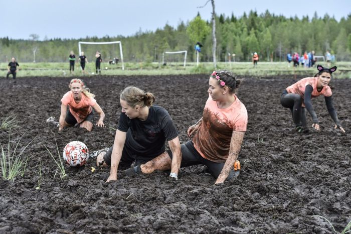 Россияне стали чемпионами по болотному футболу (6 фото)
