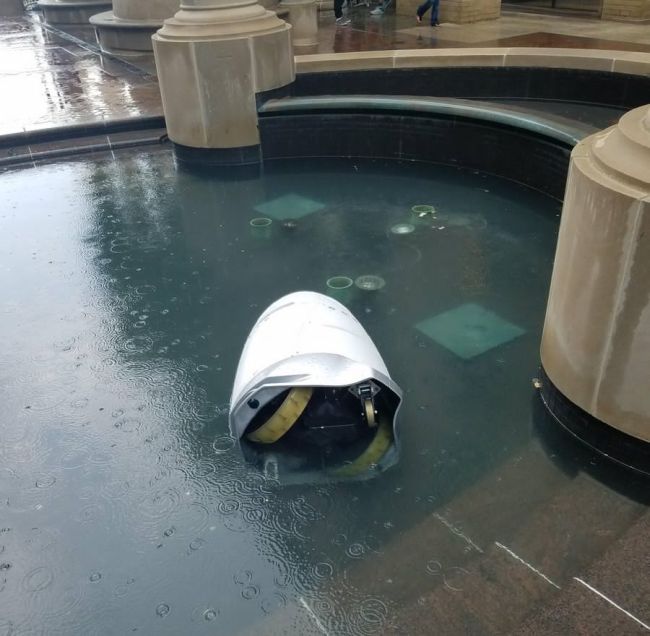 Робот-охранник «утопился» в фонтане торгового центра (4 фото)