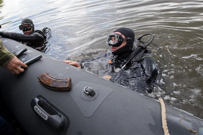 Водолазы Росгвардии обнаружили оружейный арсенал на дне Москва-реки (5 фото)