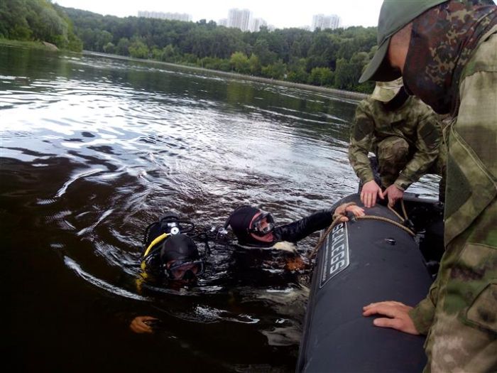 Водолазы Росгвардии обнаружили оружейный арсенал на дне Москва-реки (5 фото)