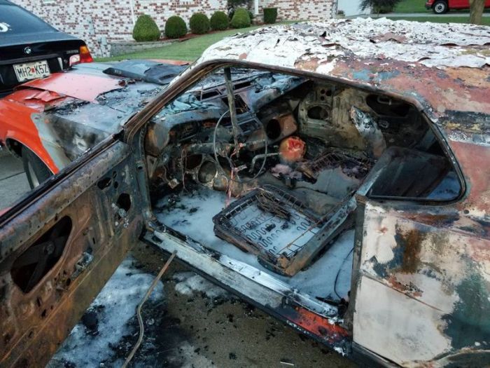 Вандалы сожгли Ford Mustang, подаренный мальчику-инвалиду (6 фото)