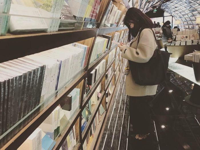«Бесконечный» книжный тоннель в китайской библиотеке (6 фото)