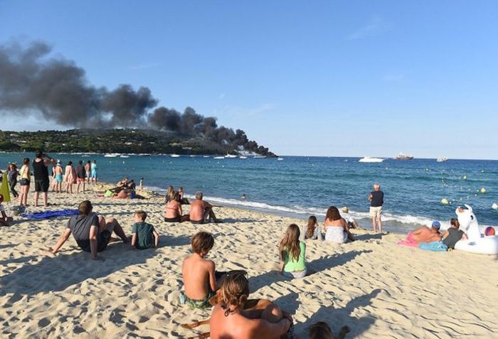 Пожар на роскошной яхте в Сен-Тропе (3 фото + 2 видео)