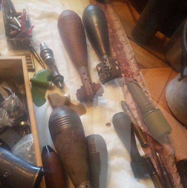 Московский инвалид-колясочник собрал внушительную коллекцию оружия (4 фото)