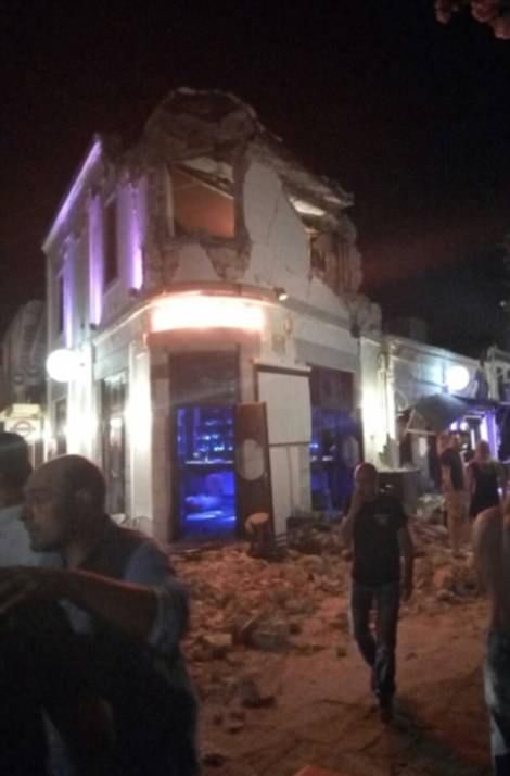 Мощное землетрясение произошло у берегов Турции и Греции (23 фото + 2 видео)