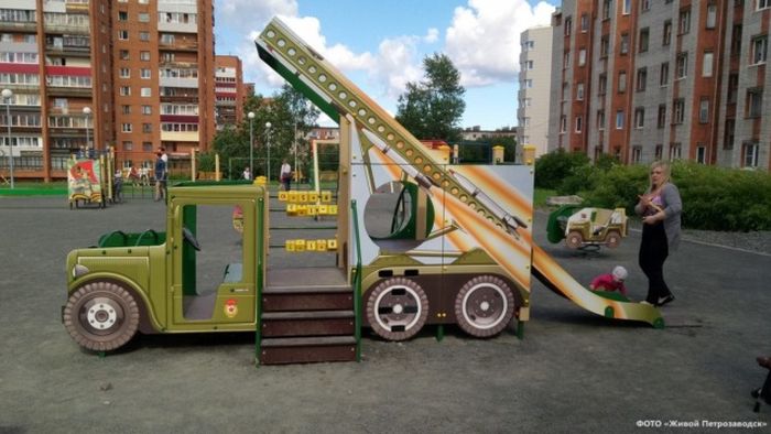 Патриотическая детская площадка в Петрозаводске (8 фото)