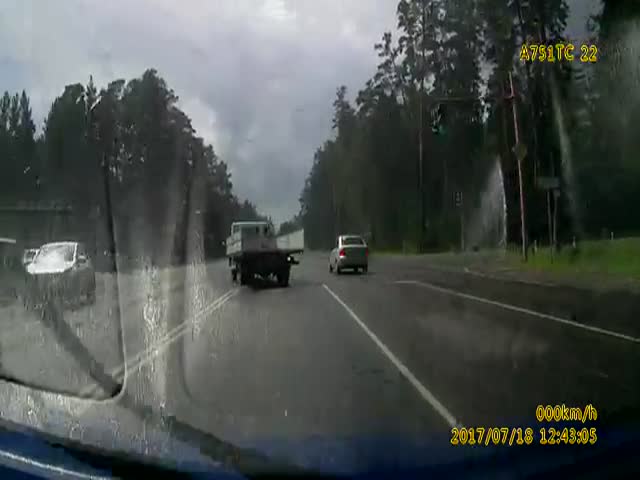 Авария на мокрой дороге
