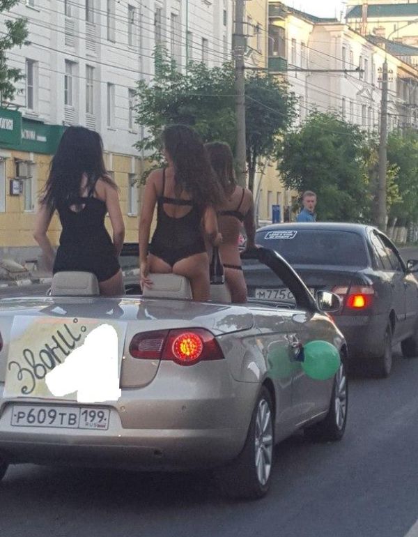 Кабриолет с полураздетыми девушками прокатился по Пензе (3 фото)