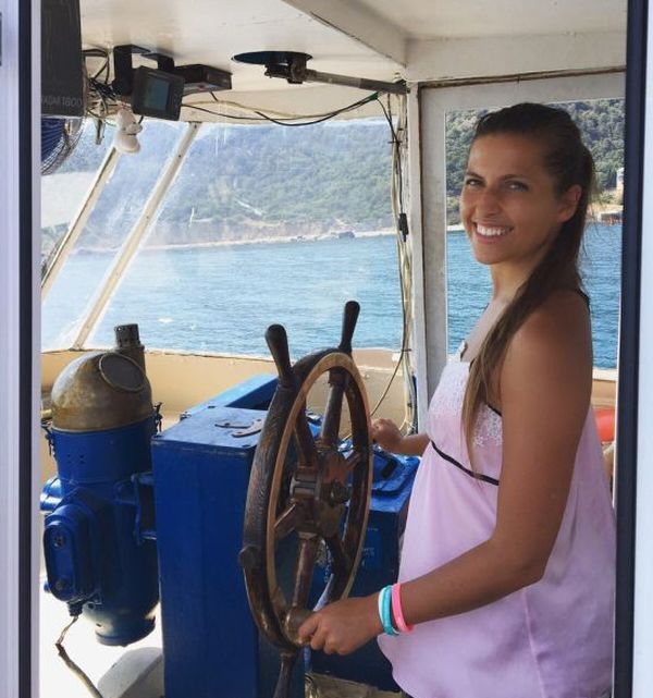 В Крыму капитан доверил управление судна понравившейся ему девушке (5 фото)