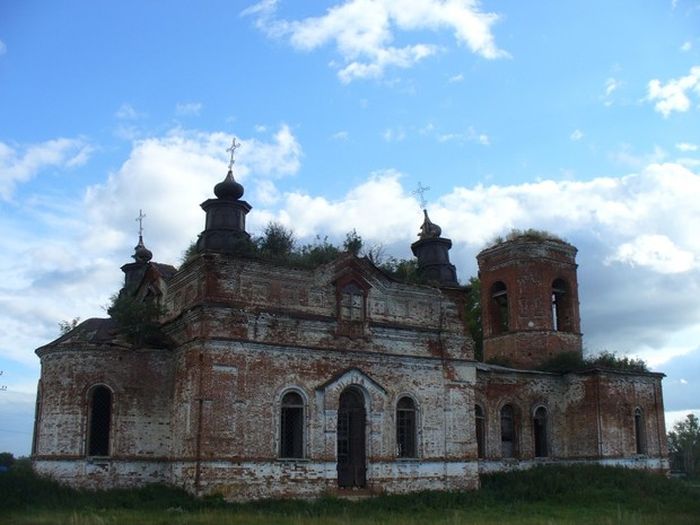 Скандал: откровенная фотосессия в заброшенном храме Татарстана (5 фото)