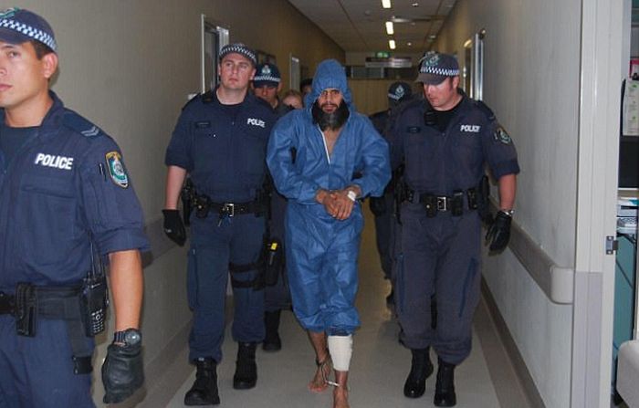 Как самый разыскиваемый преступник Австралии Малкольм Наден скрывался в зоопарке (2 фото)