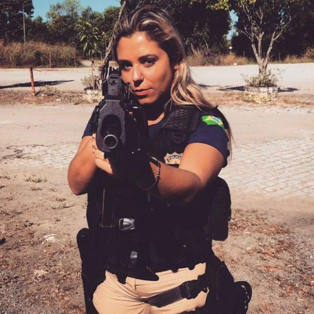 Мари Аг - одна из самых красивых женщин-полицейских Бразилии (9 фото)