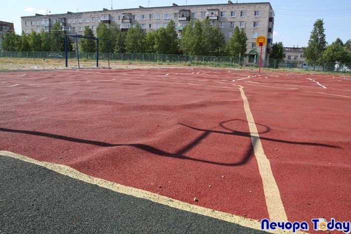 Школьный стадион за 5 млн рублей (7 фото)